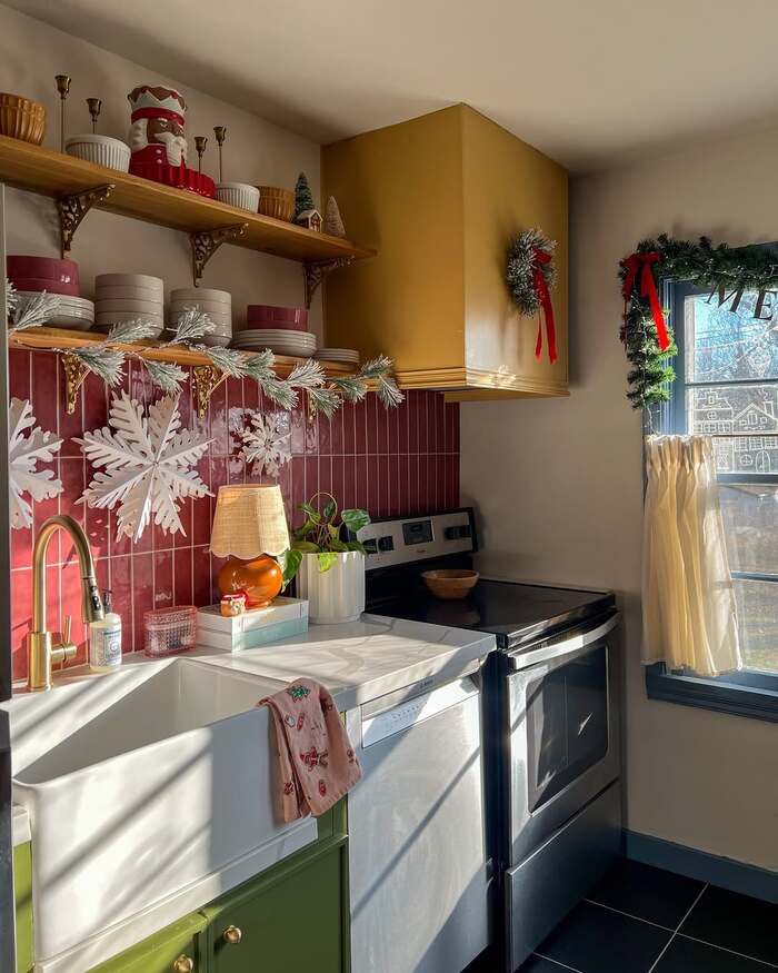 christmas kitchen shelf decor