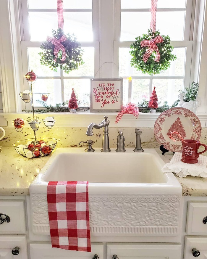 kitchen sink christmas decor